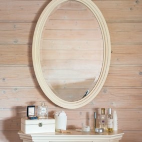Ovalno ogledalo na zidu šanka