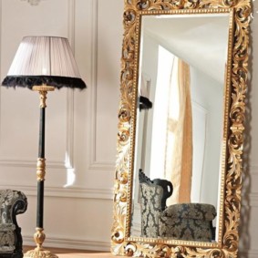 Bingkai bersalut emas di cermin lantai