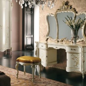 Tualetes galdiņš klasiskā stila guļamistabā