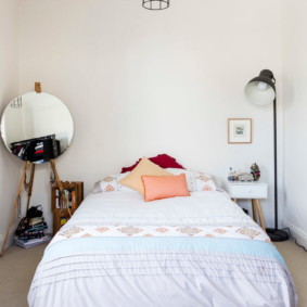 Rustikt soveværelse med gulvspejl