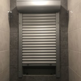 Toiletwand met een nis voor afvoerbuizen