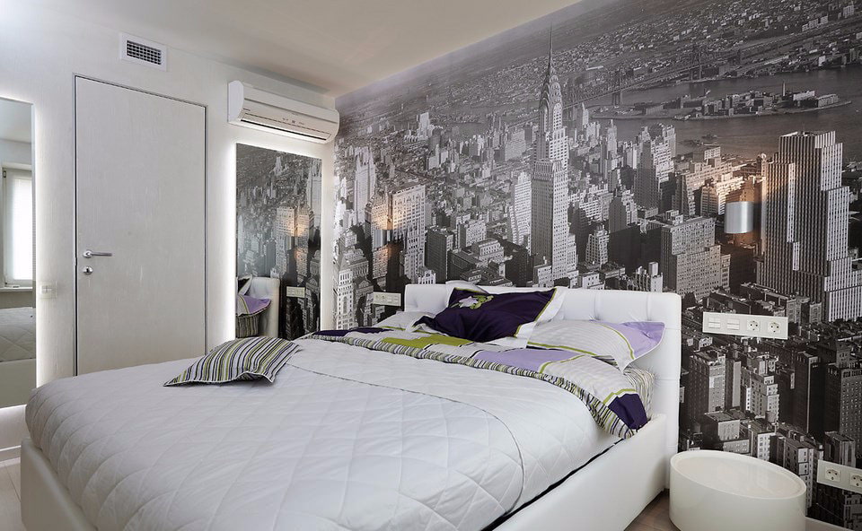 Enkelt soveværelse med vægmalerier på væggen