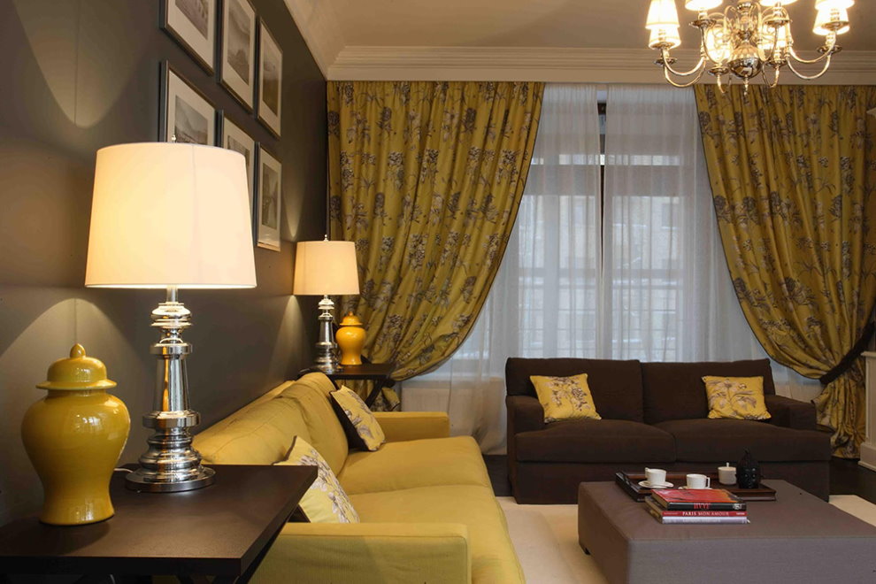 Μουστάρδα κουρτίνες στο σαλόνι με διαφορετικούς καναπέδες