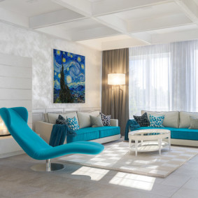 sala d'estar amb un disseny de colors vius