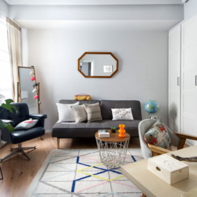 obývacia izba v jasných farebných fotografických dekoráciách