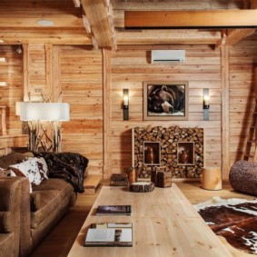 Interiorul unei camere de zi într-o casă de lemn