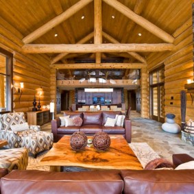 Przestronny pokój w drewnianym domu