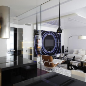 Augsto tehnoloģiju dzīvojamās istabas interjers