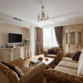 klasikinio stiliaus gyvenamojo kambario vaizdas