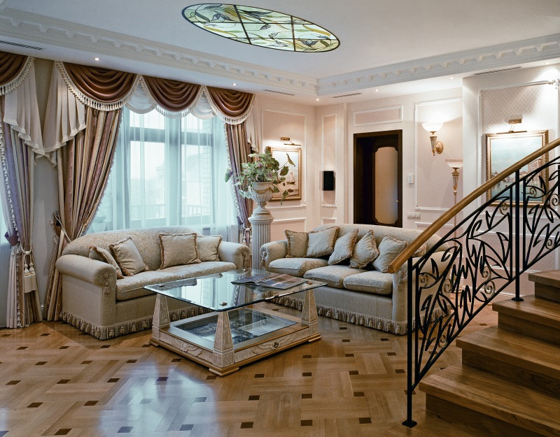 klasiskā stila viesistabas grīda