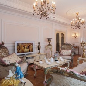 Baroka stila viesistabas foto noformējums
