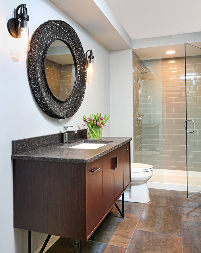 Granitbänkskivor i ett modernt badrum