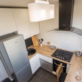 Compacte keuken in een flatgebouw appartement