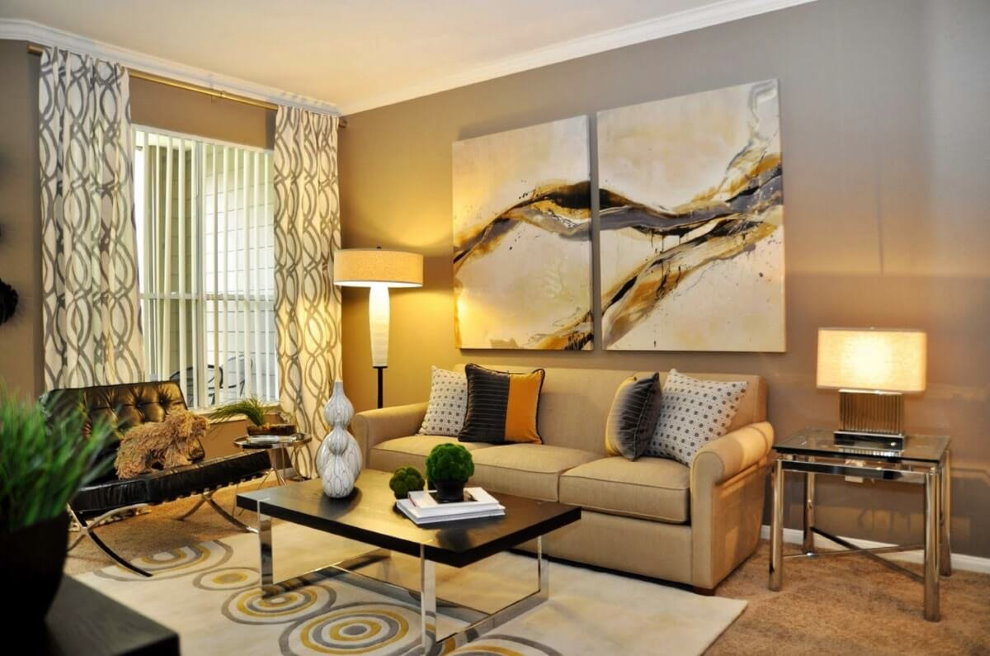 Modulāras gleznas virs viesistabas dīvāna
