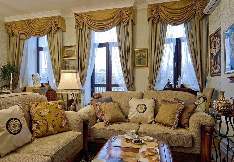 Klasické záclony s jahňacinou v obývacej izbe súkromného domu