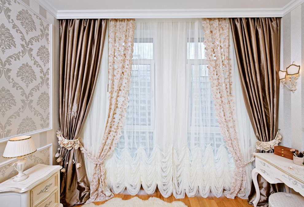 Tüll ablak dekoráció klasszikus stílusú nappaliban