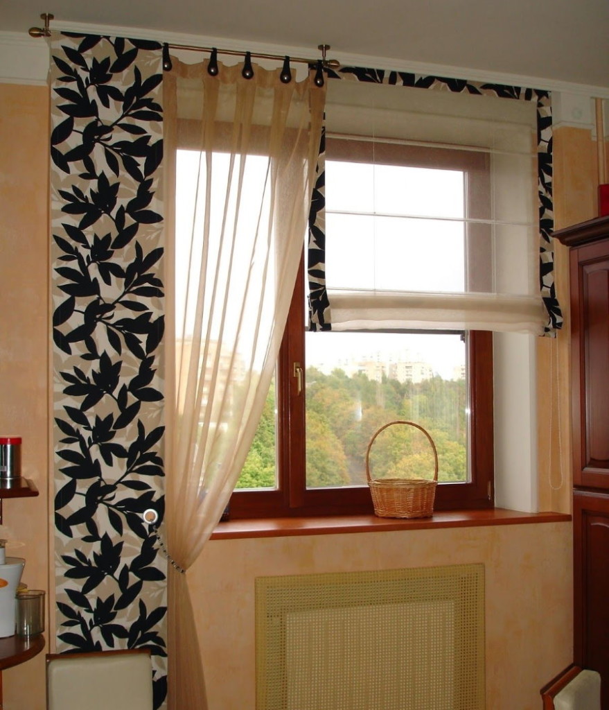 Hemlagade gardiner på ena sidan av köksfönstret
