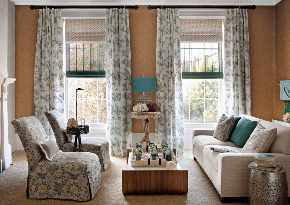 Kombinácia rímskych záclon a priamych záclon na oknách obývacej izby