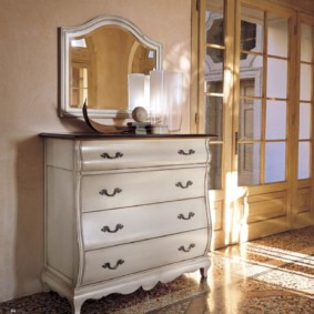 kumode ar spoguli guļamistabas interjera fotoattēlam
