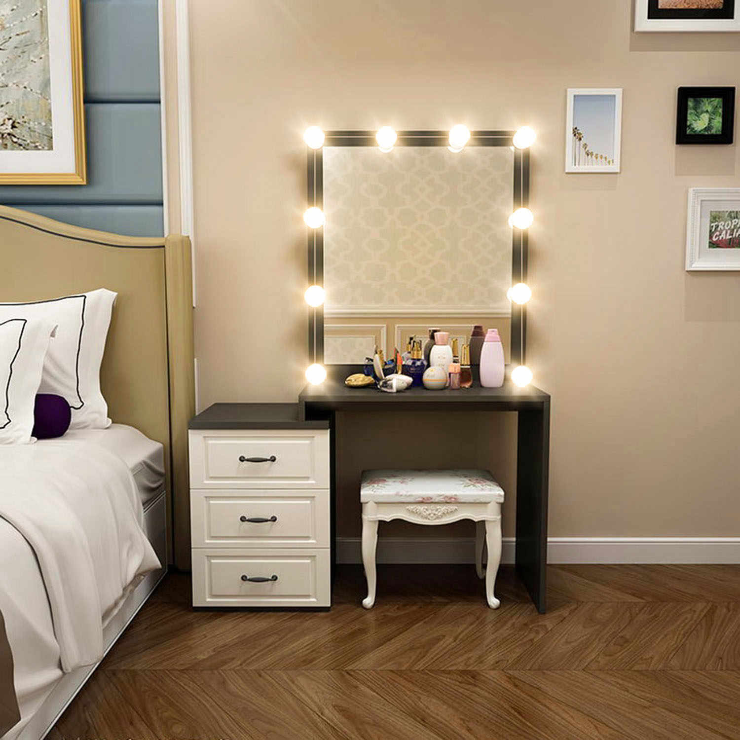 kumode ar spoguli un fona apgaismojumu guļamistabā