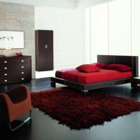 tapis bordeaux dans la chambre