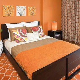 yatak odasına turuncu halı