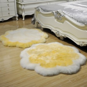 petit tapis moelleux dans la chambre