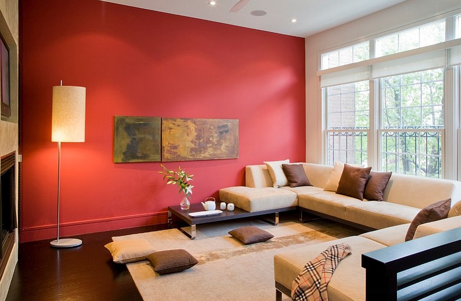 Bức tường màu đỏ trong phòng khách của một ngôi nhà riêng