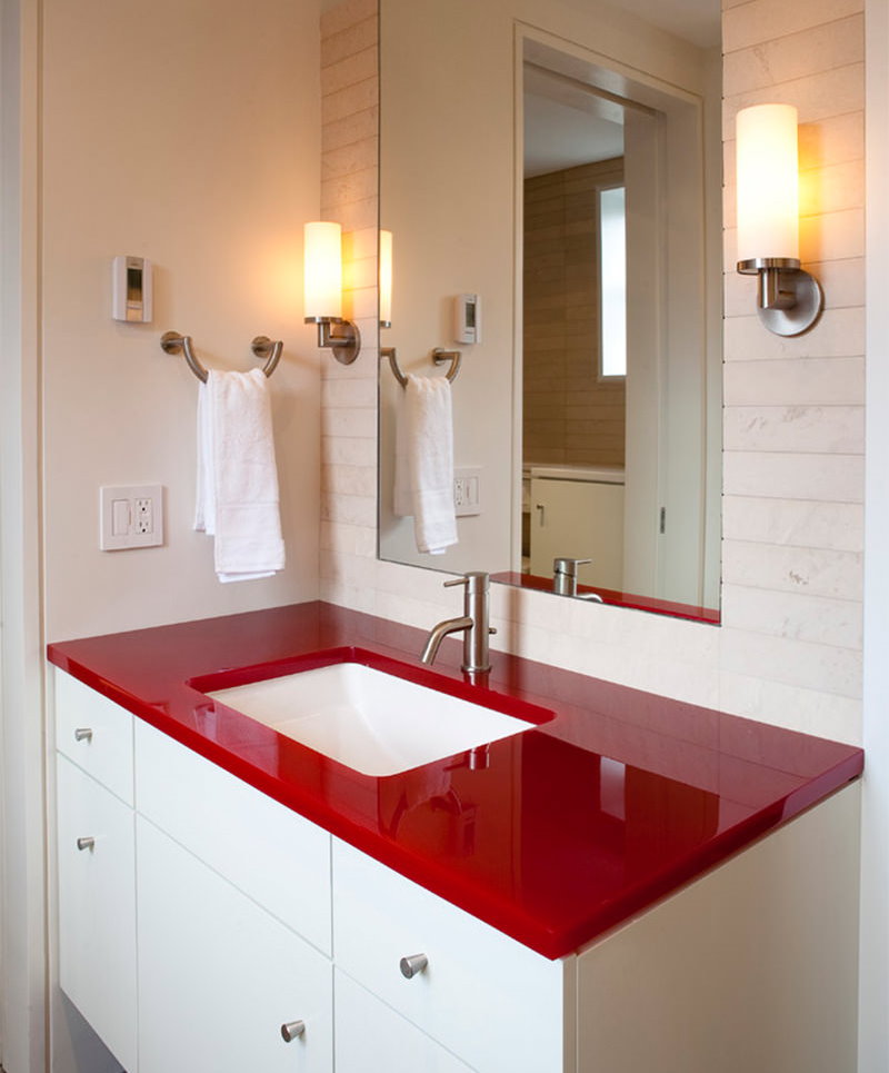 Bijeli sudoper u crvenoj radnoj površini