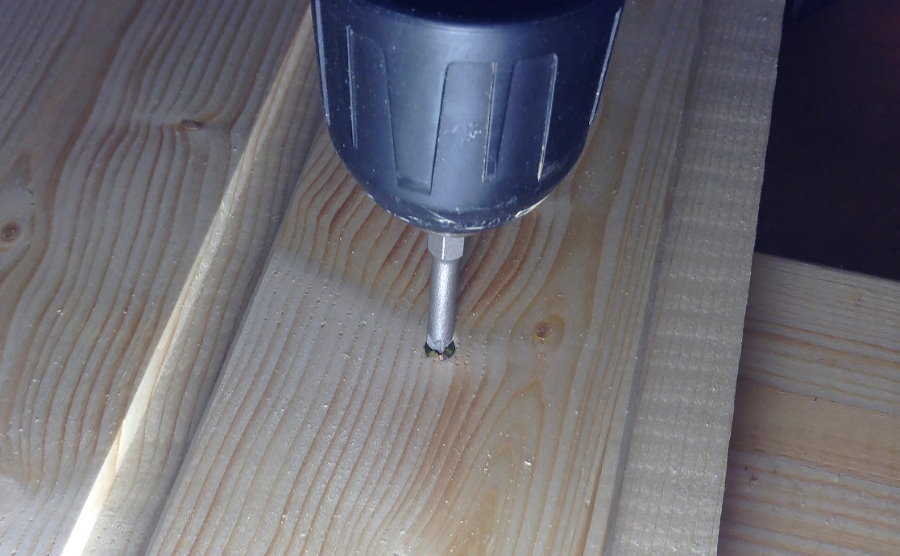 Pag-fasten ng lining sa pamamagitan ng galvanized screws