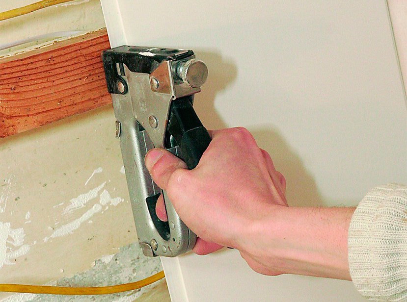 Montering av PVC-panelet med braketter på en trekasse
