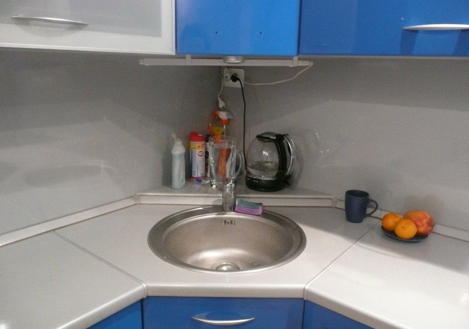 Okrugli sudoper u kutu kuhinje