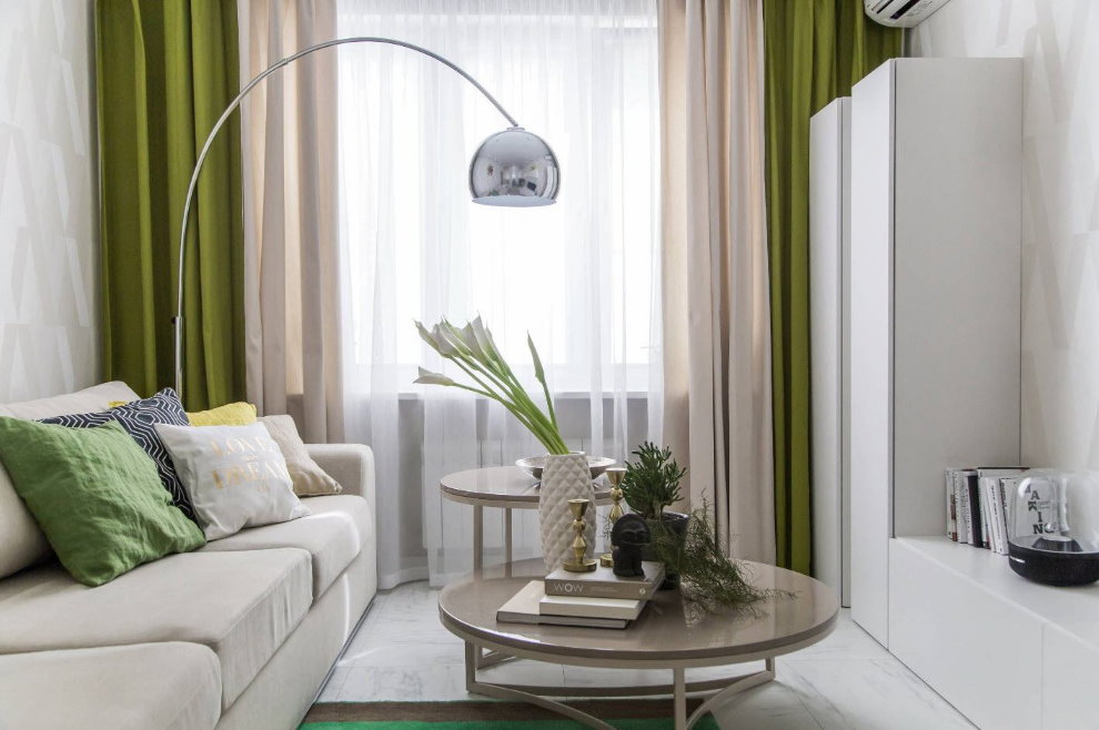 Zöld függönyök egy kis nappaliban, fehér