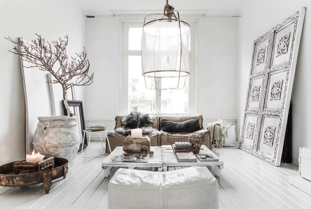Mobília da sala de estar em um estilo misto de interior