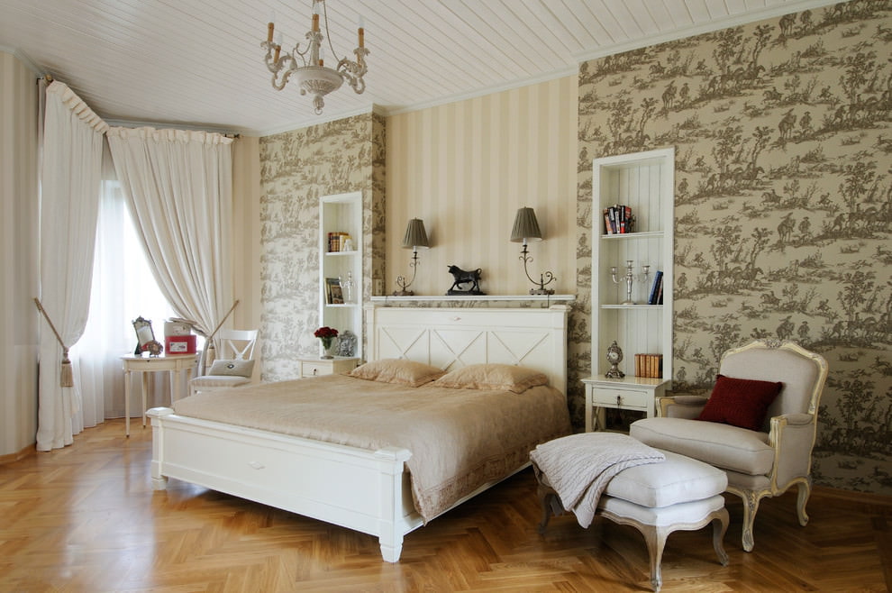 Klassiska möbler i det stora sovrummet