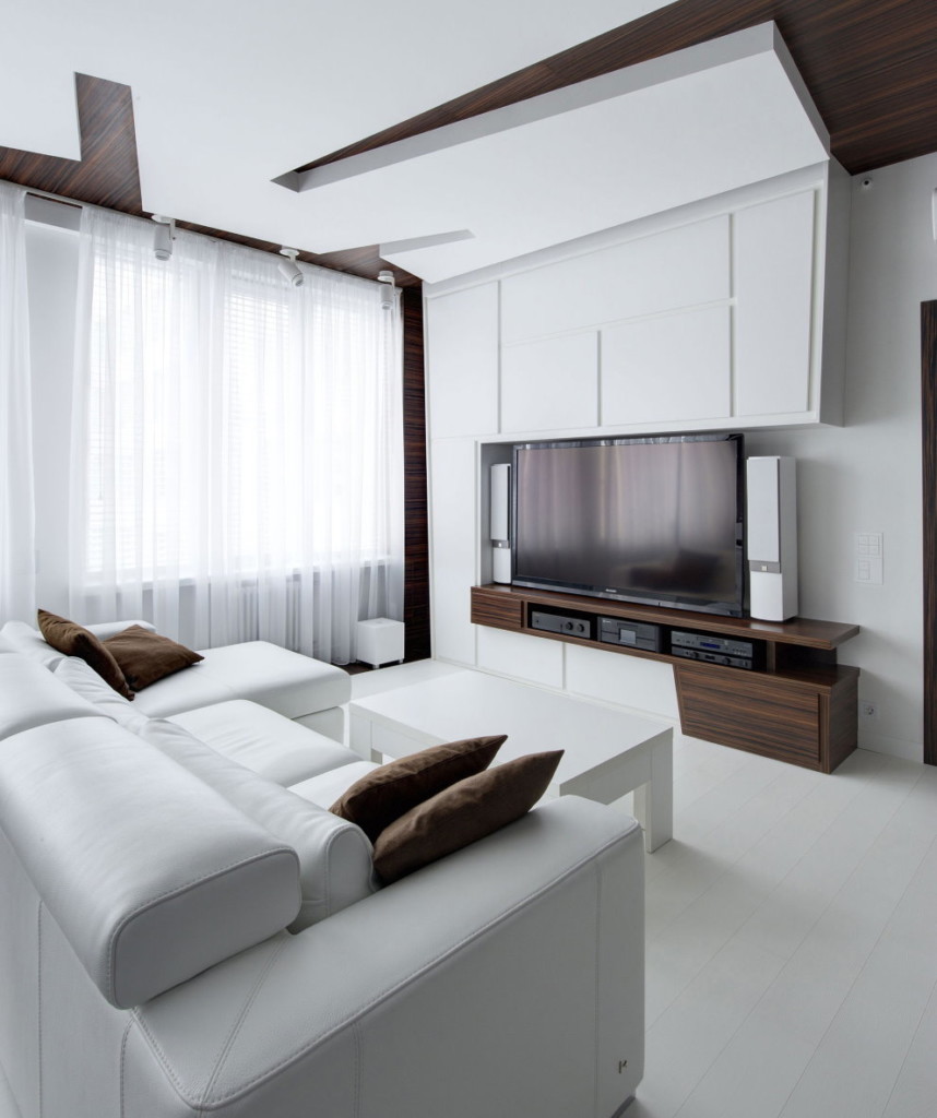 Soffitto a più livelli minimalista nel soggiorno