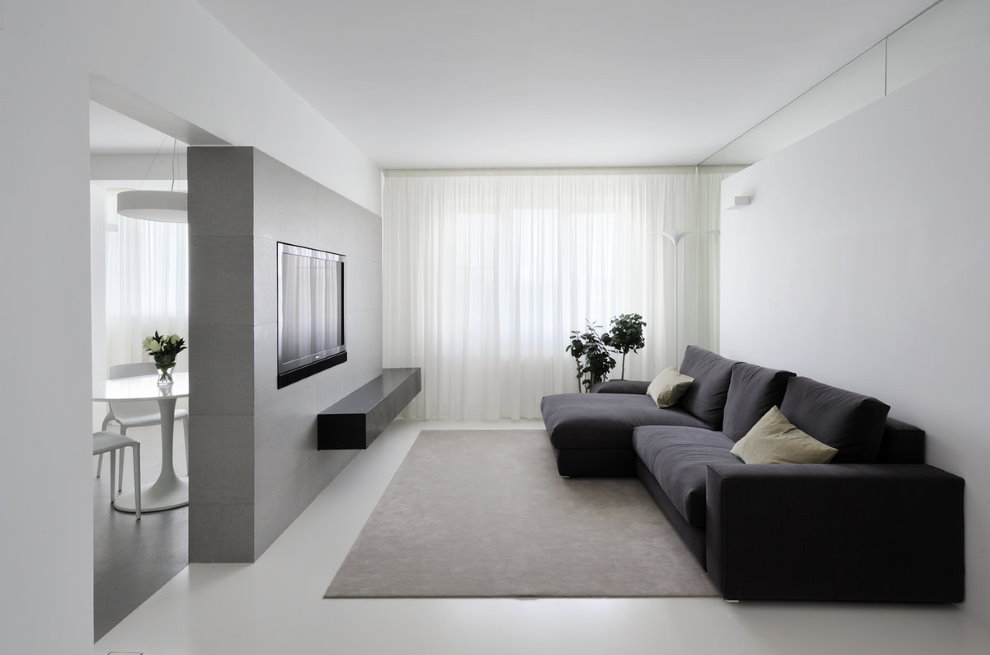 Pereți albi minimalisti ai camerei de zi