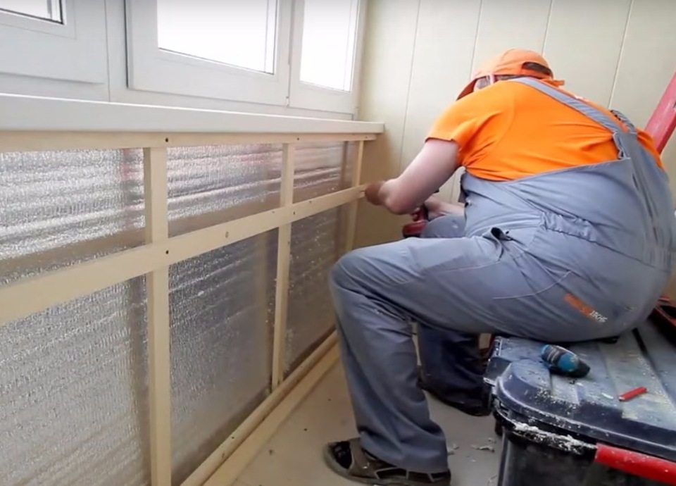 Gjør-det-selv-installasjon av en trekasse under panelene på balkongen