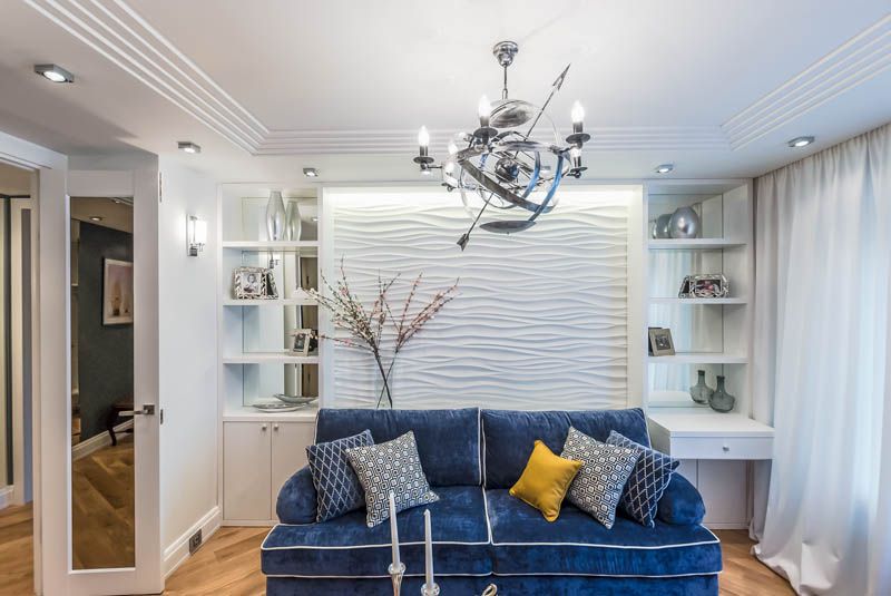 Blå soffa i ett marin stilrum
