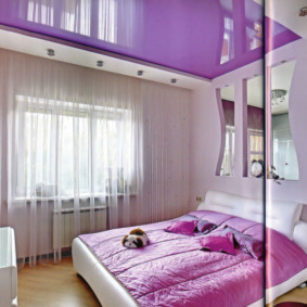 เพดานที่ถูกระงับในภาพการออกแบบห้องนอน