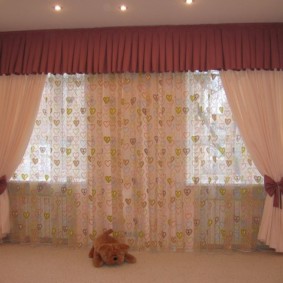 cortines al vestíbul amb dues finestres fotogràfiques
