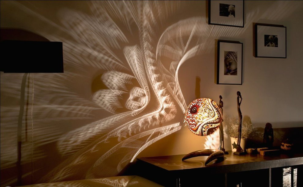 Fabelaktige mønstre på soveromsveggen fra en nattlampe