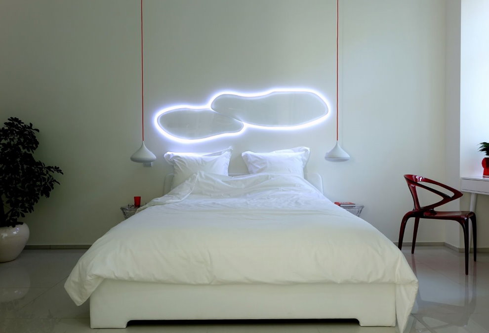 High-tech nattbord lampe