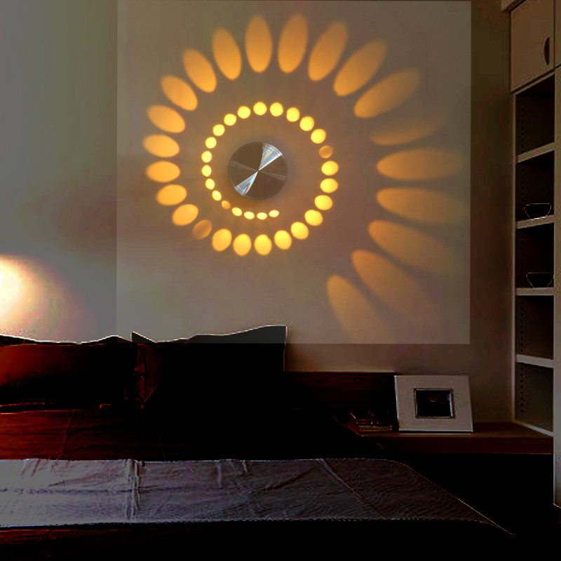 Дизайнерска лампа на стената на спалнята