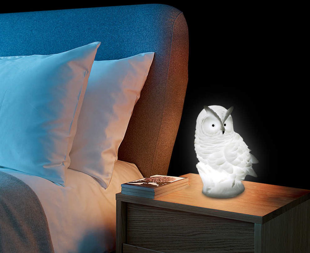 Lampu malam desktop dalam bentuk burung hantu di atas meja sisi katil