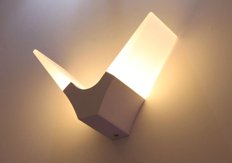 LED naktinė lemputė ant miegamojo sienos