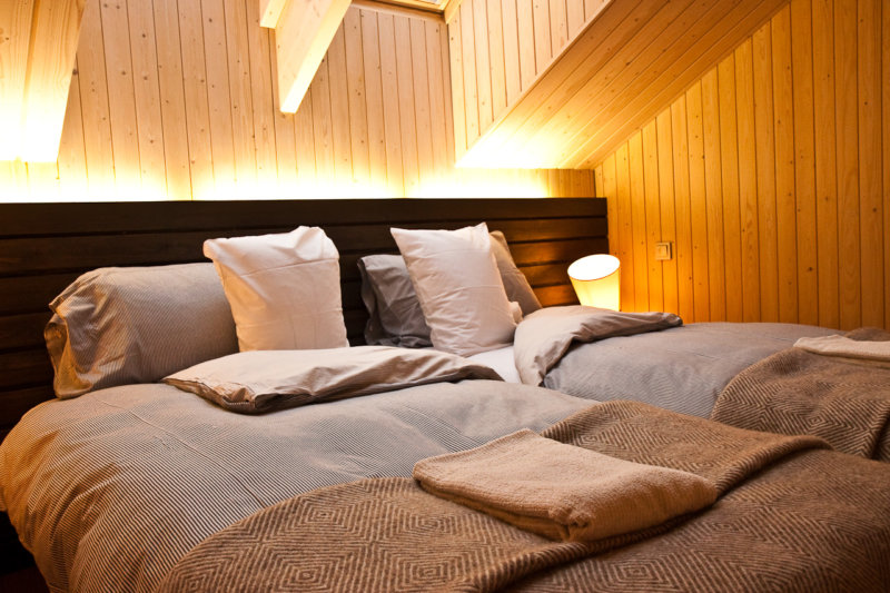 Kepala katil kayu di dalam bilik tidur