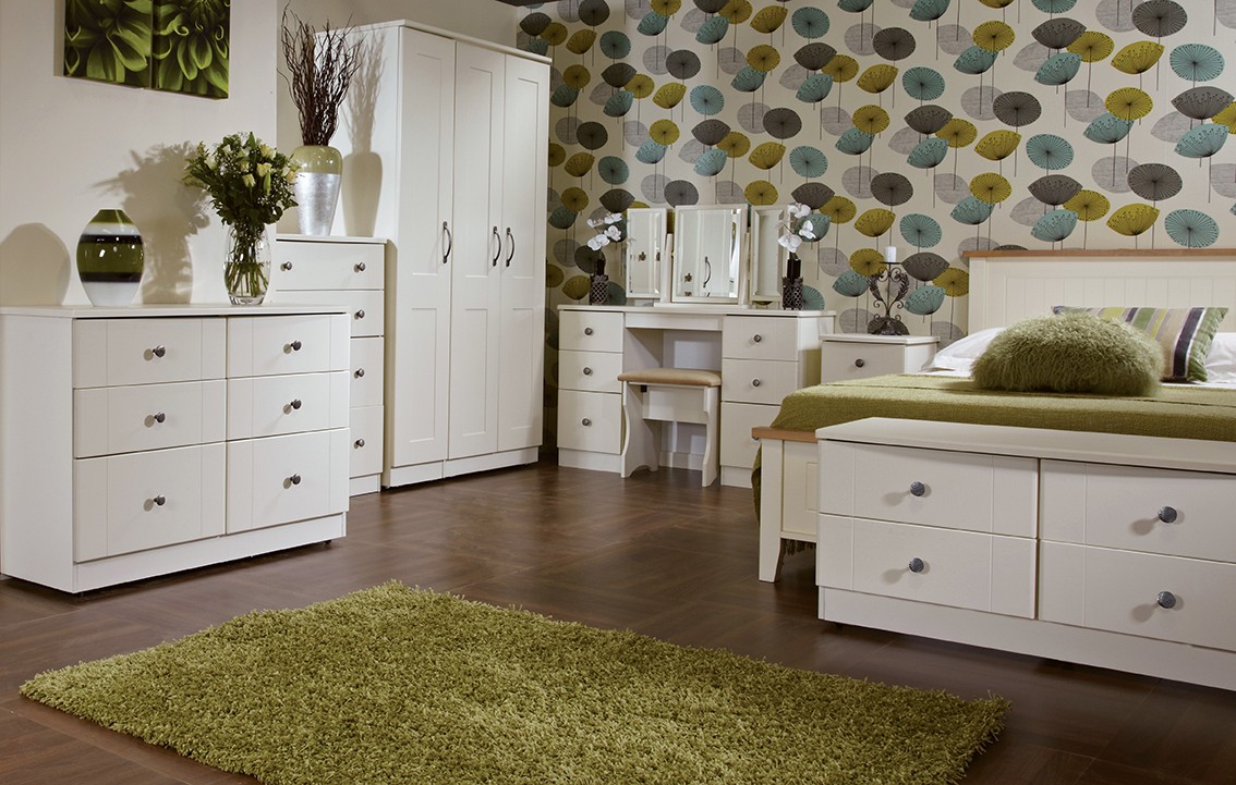 wallpaper with white furniture