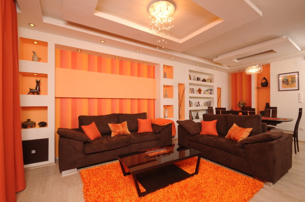 Oranža dzīvojamā istaba lauku mājā