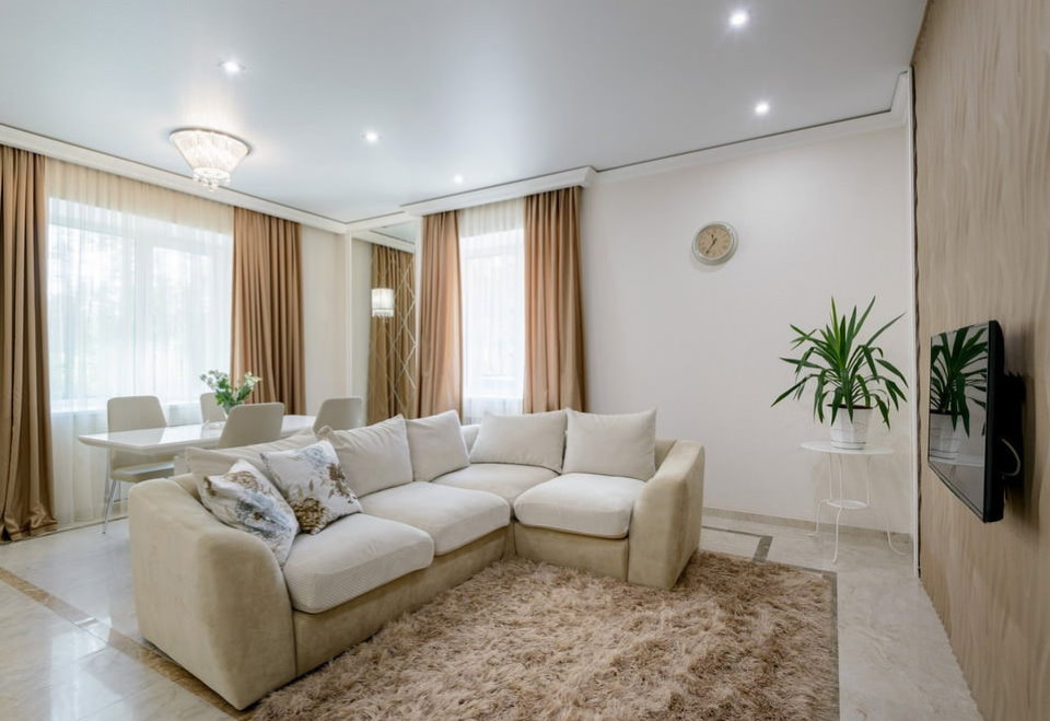 Illuminazione del soggiorno con un divano nel mezzo